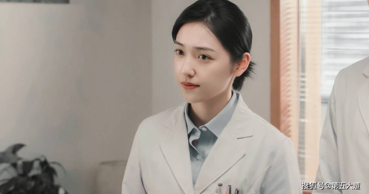 当25岁周也和27岁陈昊蓝站在一起,才明白什么叫气质和骨相_带着_角色