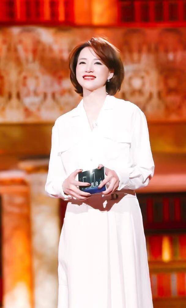 央视一姐董卿亲自示范:不穿旧衣服,留着头发,50岁就没有大妈的感觉了