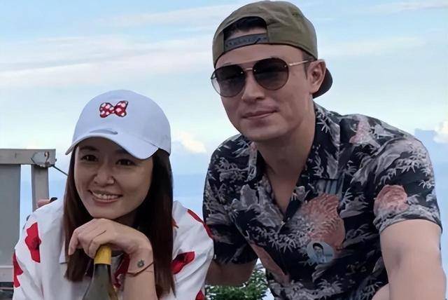 文章详细介绍了霍建华过去在影视界的影响力和丰富的人脉网络,称赞他