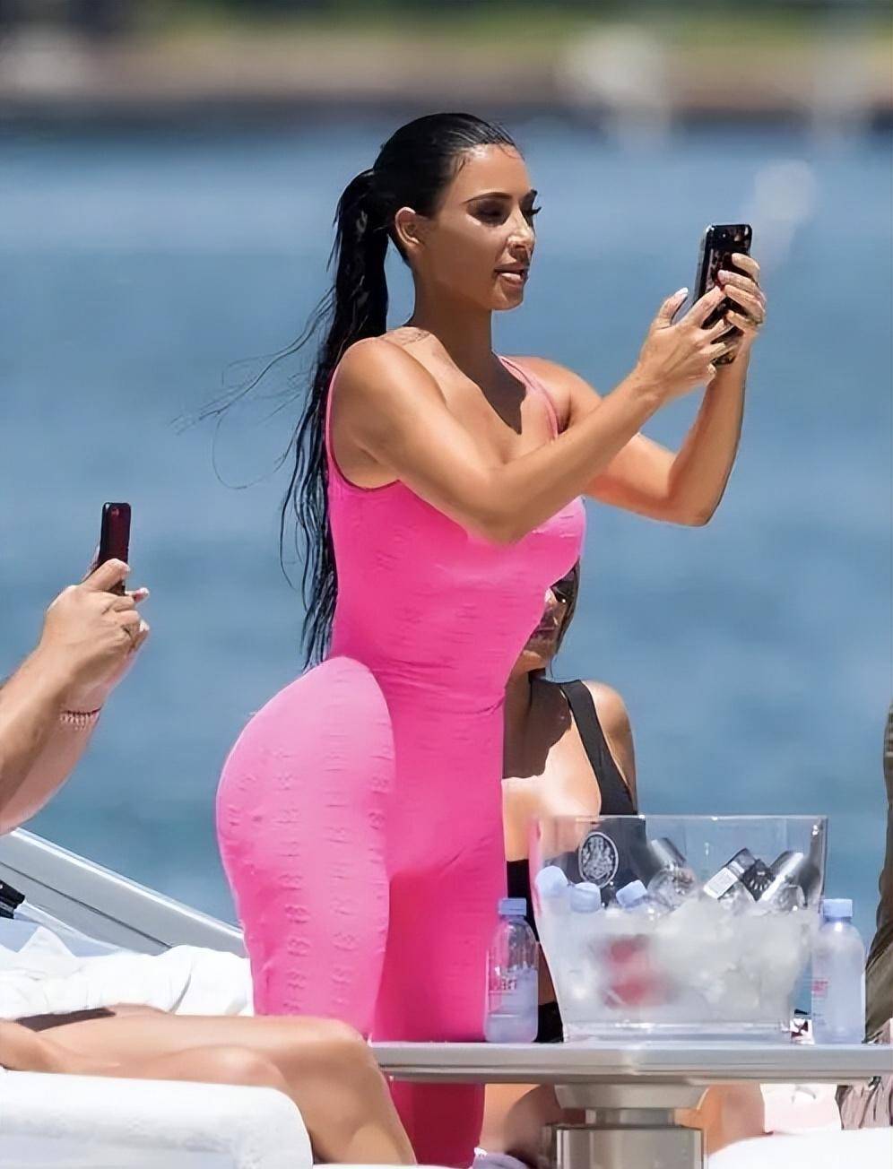 金卡戴珊穿比基尼秀出s型身材,金腰比例比闺蜜还要好_妹妹_生活_竞争