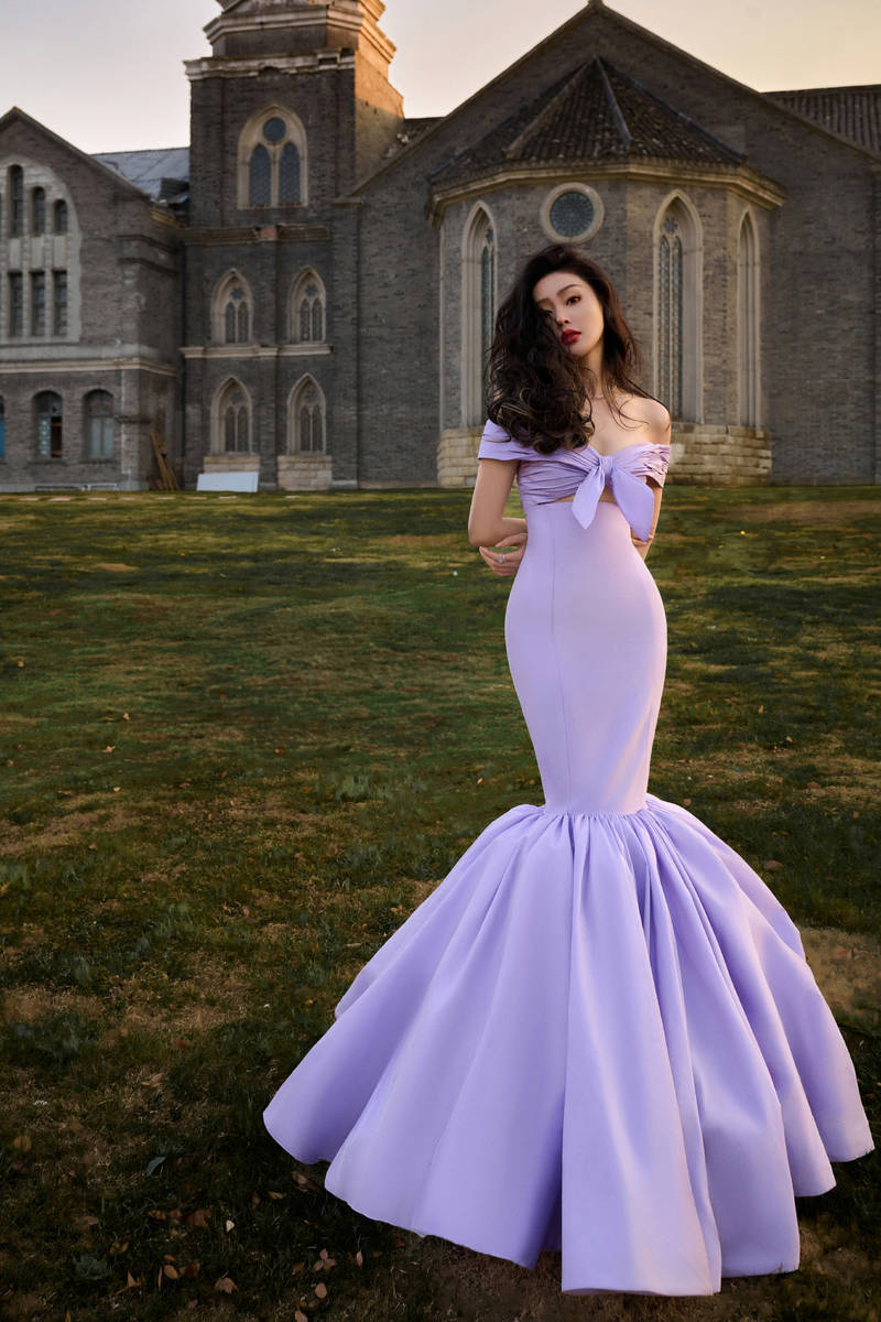 张天爱惊现超大尺度造型,穿低胸礼服还低头弯腰,傲人上围太抢眼_写真