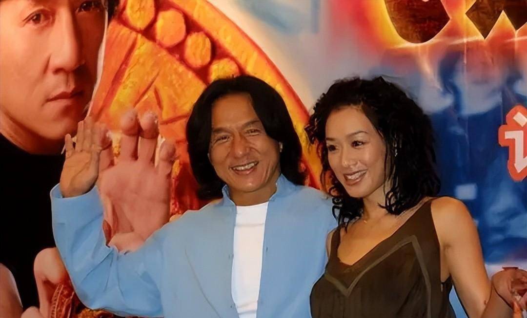 还有2001年刚与英皇签约的twins,也以宣传海报的形式,出现在本片当中