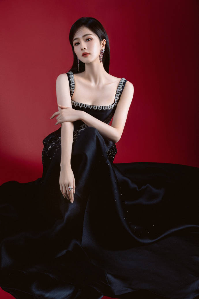 白鹿微博视界大会绿色抹胸长裙引发身材话题!