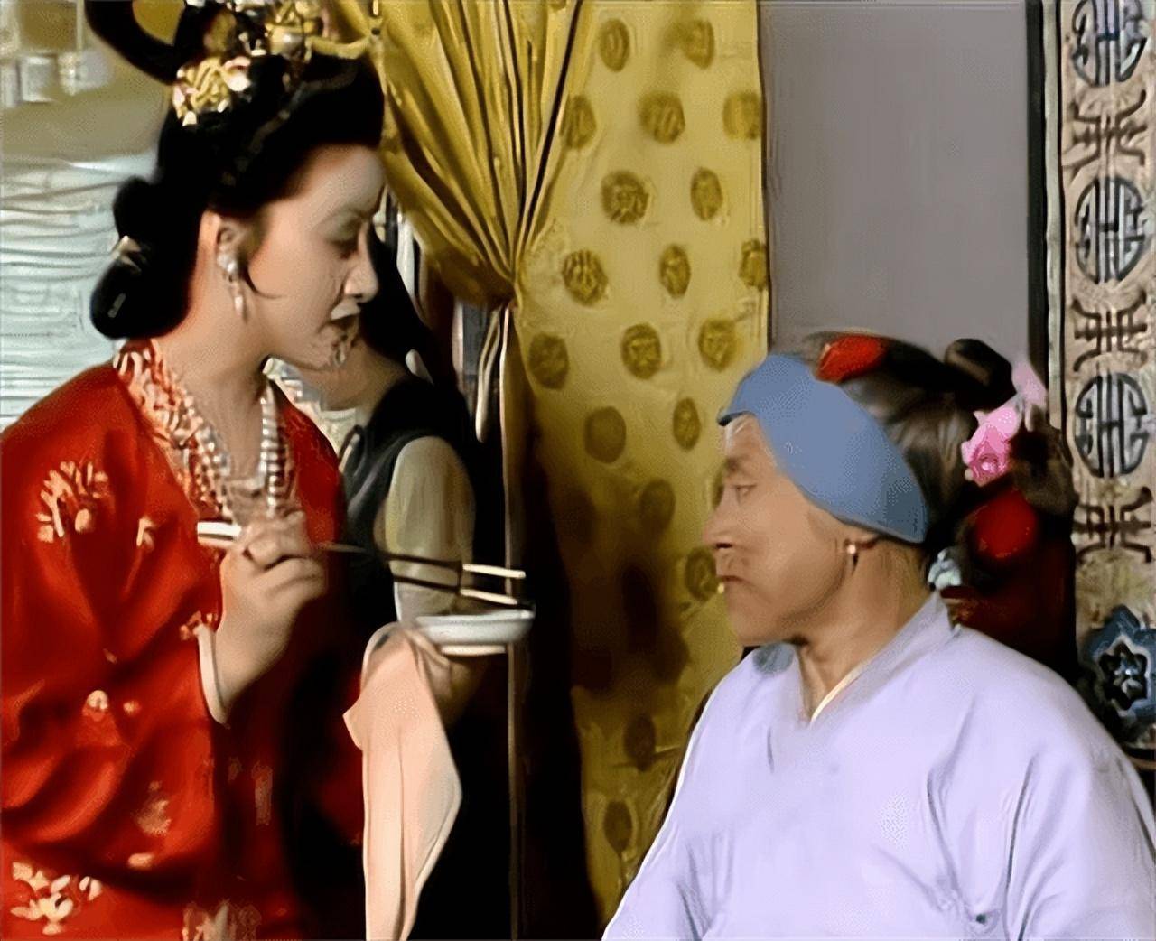 刘姥姥进大观园,将贾母喝剩的茶一饮而尽,75岁的她喝出了尊严