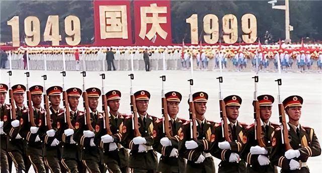 1999年阅兵仪式上,最美双胞胎女兵一夜爆火,后来何选择平淡?