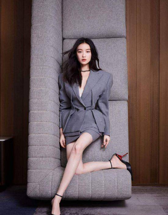 倪妮灰色套装亮相,短裙秀美腿高跟鞋显身高,披肩长发迷人如超模_魅力