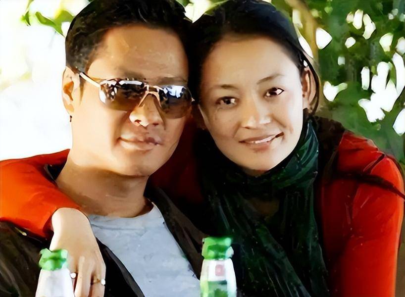 于是连奕名的妻子陈佳妍,就像是杨若兮曾经哭闹发布会一样,在剧组大闹