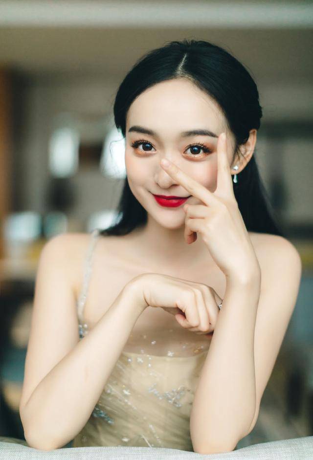 何泓姗刚官宣恋情,男友感情经历就被扒,她恋爱不会是为了上分吧_邹月