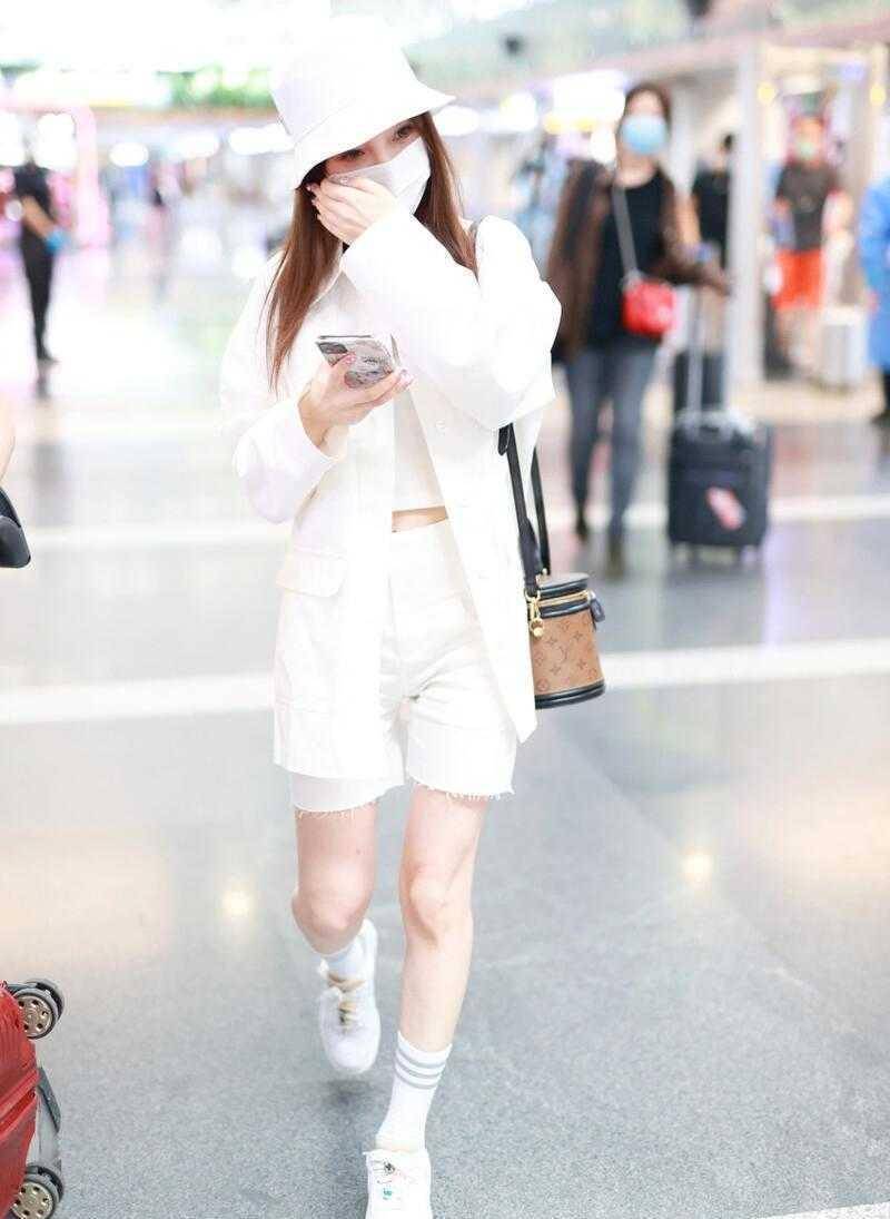 李小璐是"阿姨辈"最会打扮的,白色衬衫配单车裤,洋气又减龄_身材_方式