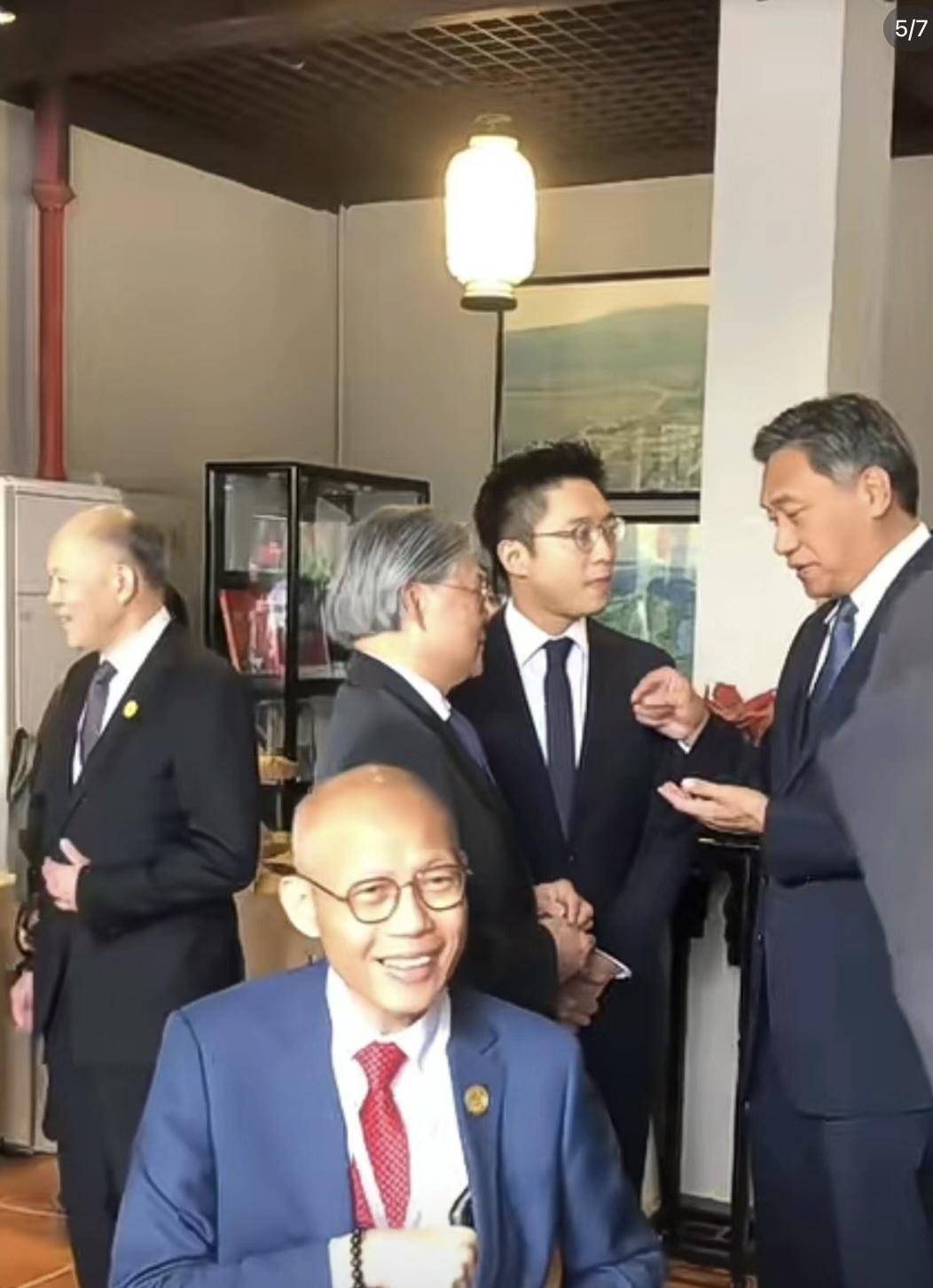 二房儿子罕露脸,大合照主动站边上_霍文逊_家族_香港