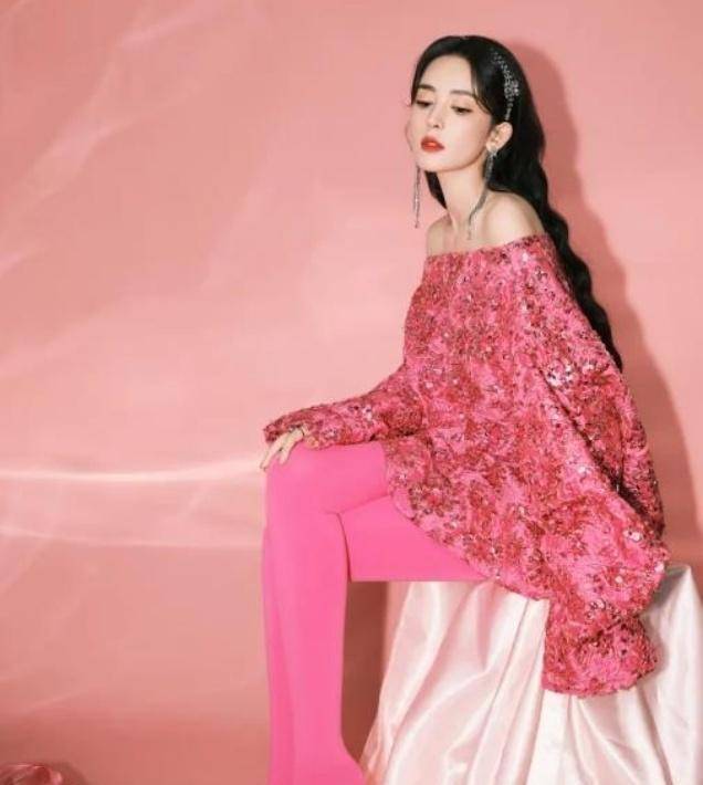 古力娜扎挑战芭比粉,粉色丝袜搭配露肩连衣裙公主范十足!