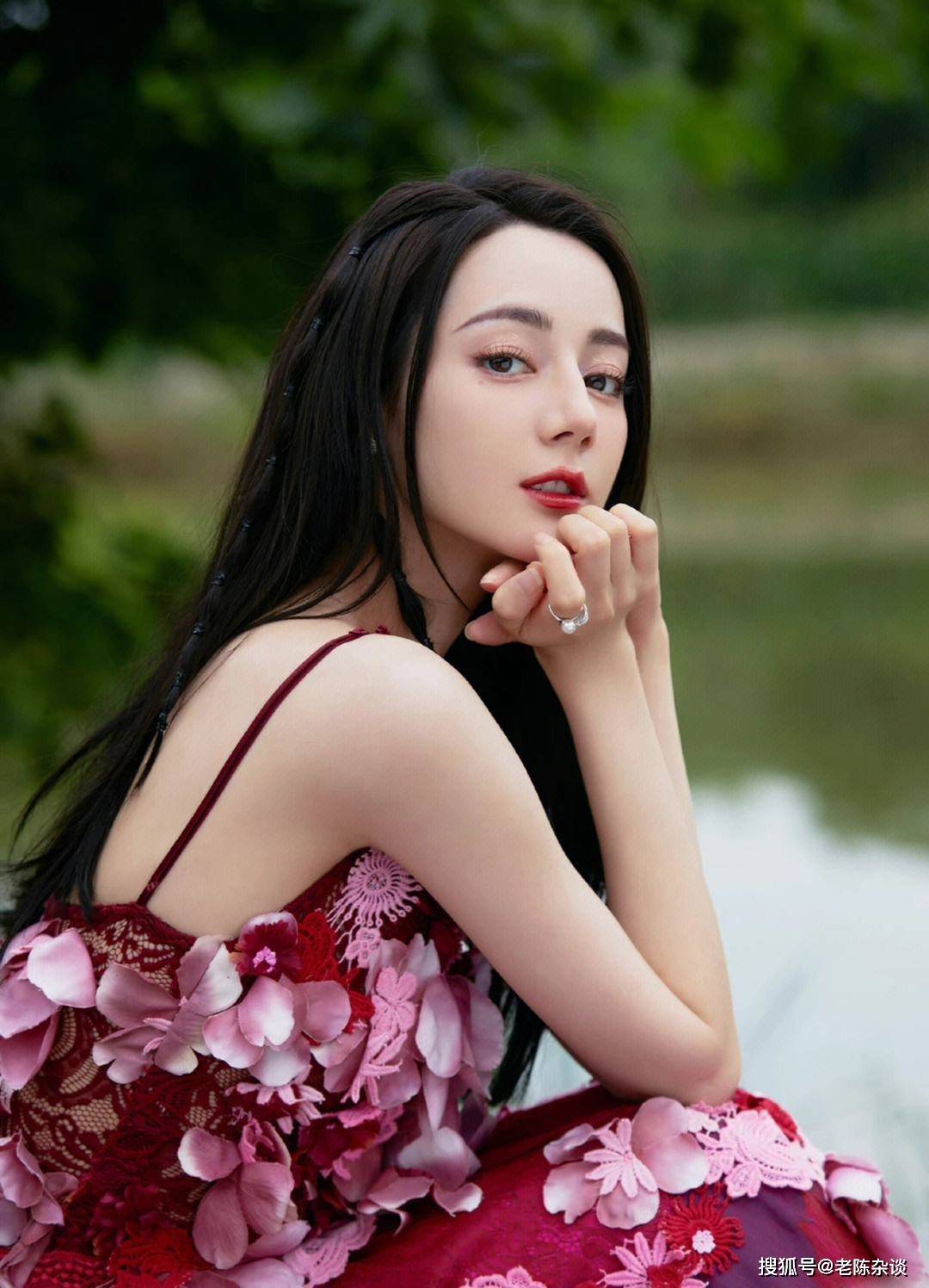 真是太火辣了!31岁迪丽热巴写真赏_身材_来自_态度