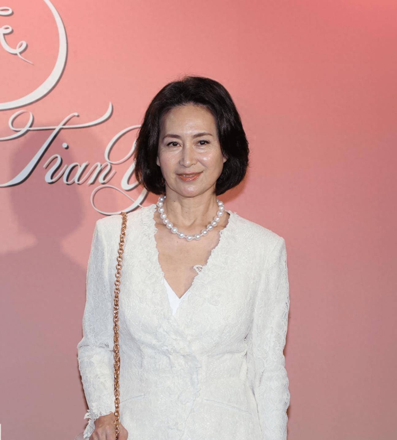 56岁杨其龙低调现身,两鬓花白显沧桑_何鸿燊_龙的_许晋亨