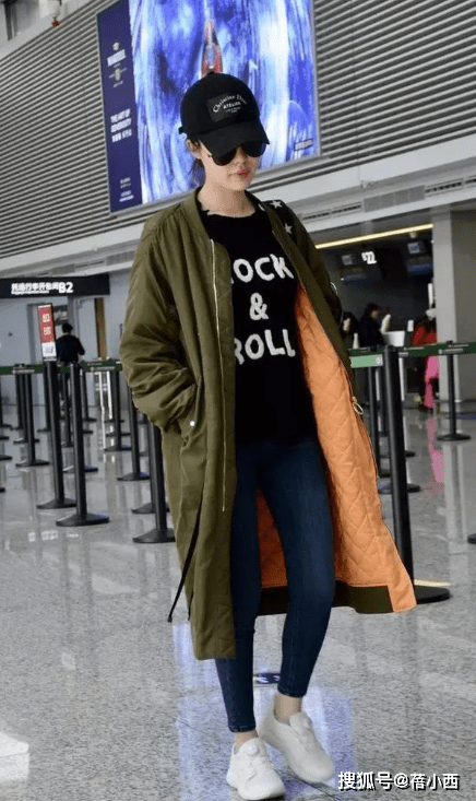 71岁王石携小30岁娇妻走机场,田朴珺穿风衣显年轻,两人像父女般_时尚