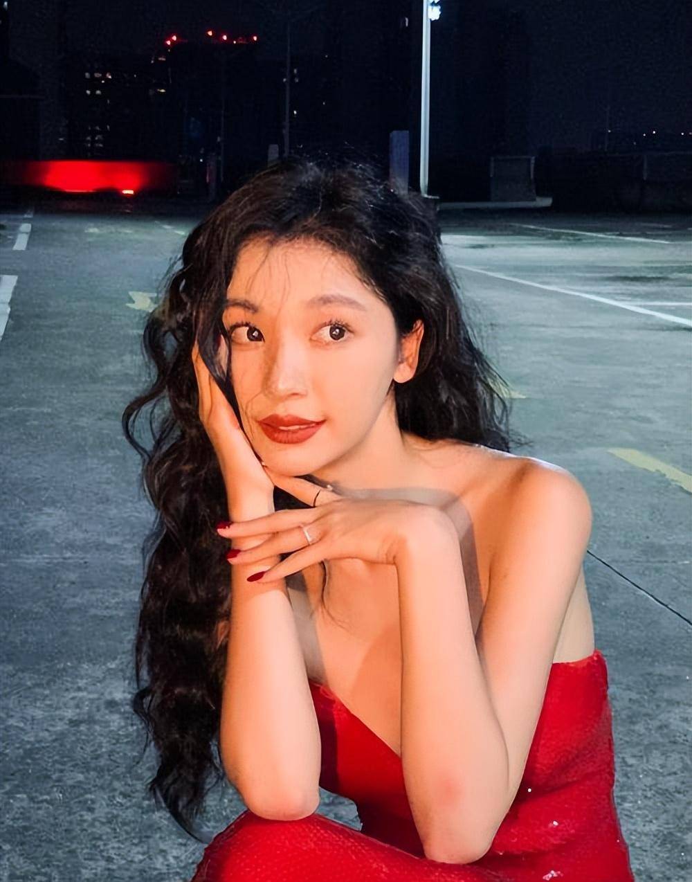 易梦玲颜值,身材比例,拍照技术都好,但为何还是给人普女感?