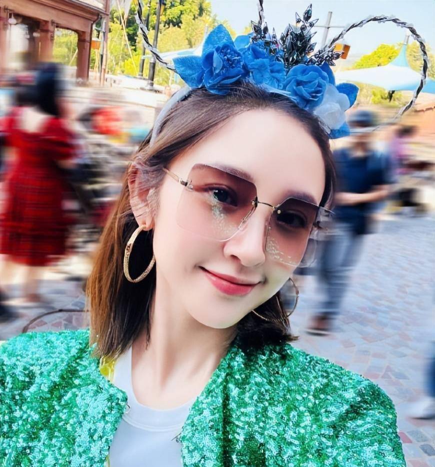 大美娇妻唐艺昕游玩,迪士尼出游拍照, 笑容甜美灿烂 !_女儿_包括_电影
