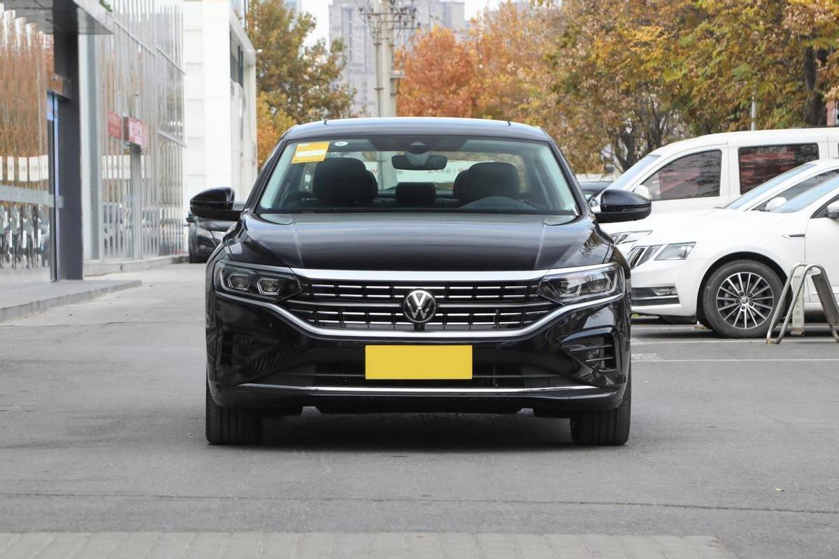 实拍新款帕萨特,车长超4米9,降幅近3万,家用选它值不值?