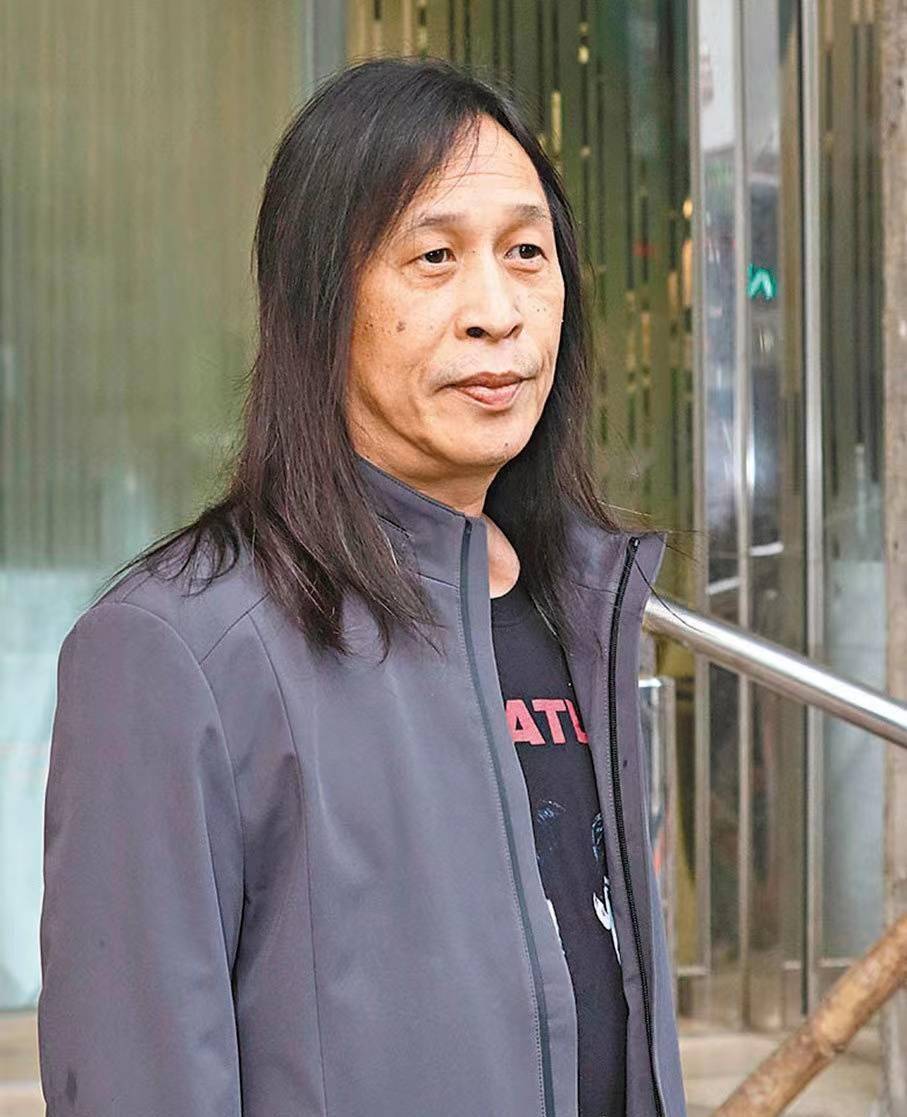 导演邱礼涛也到场吊唁.刘德华为人谦虚,支持年轻一代,深受所有人爱戴.