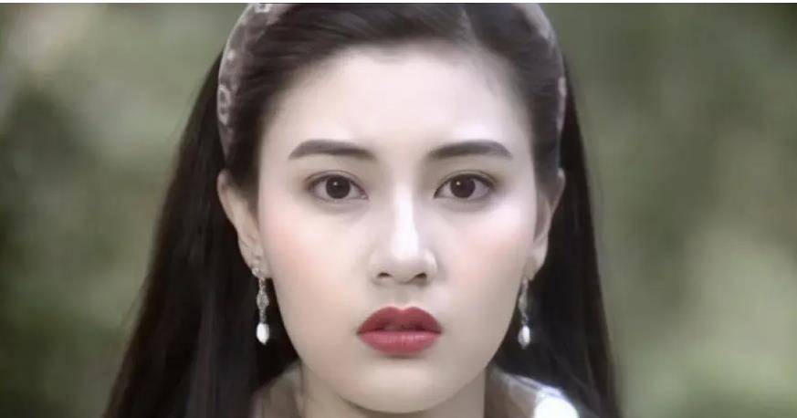 53岁李嘉欣晒近照,穿比基尼秀马甲线,发际线后移难逃头秃烦恼_头发