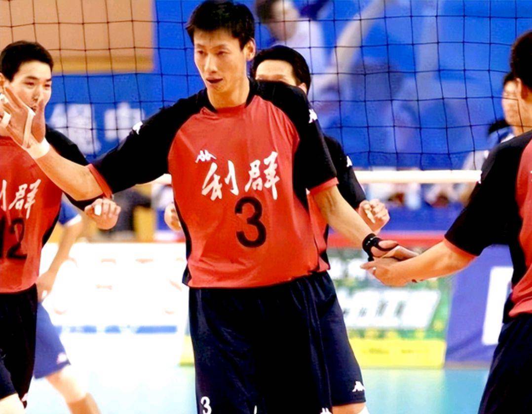 男排功勋遭遇瘫痪,哥哥是男篮名将,孤身做直播养活自己_郑亮_排球队