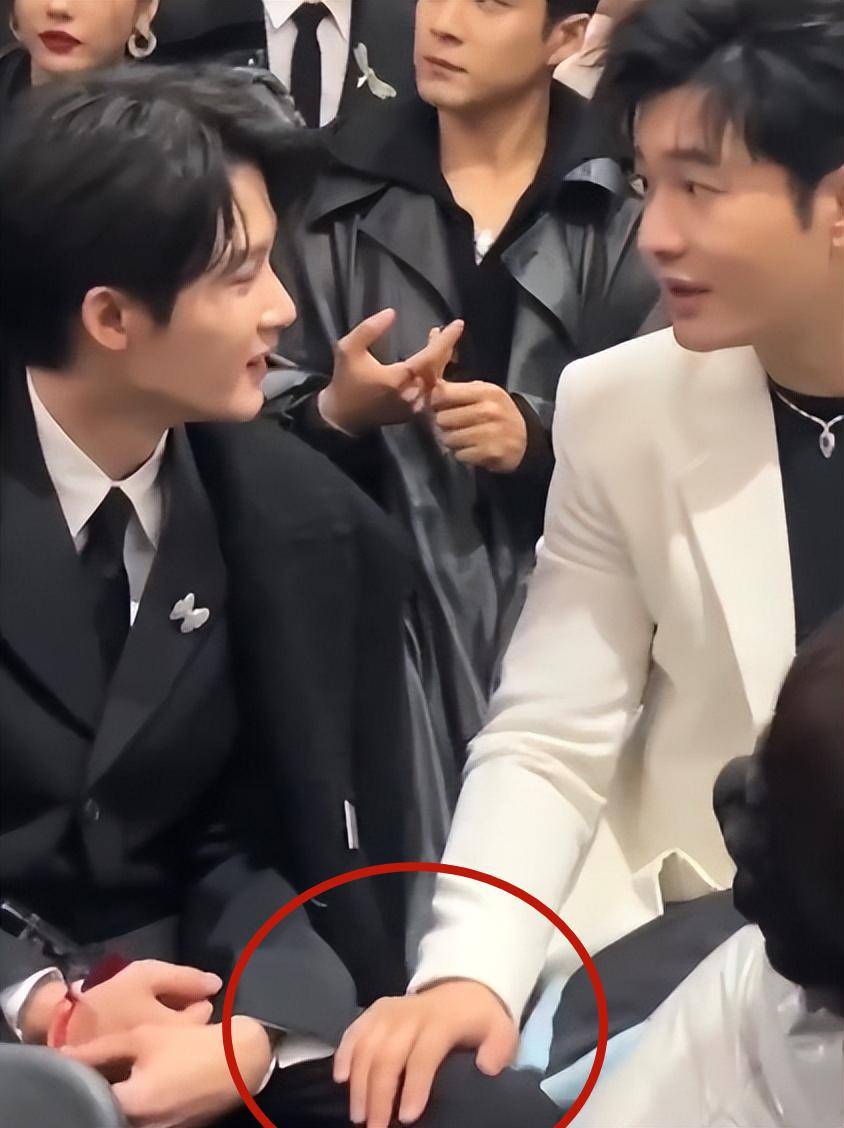 盘点红毯8个显眼包:关晓彤秀腿,成毅请礼仪小姐下班,檀健次黄晓明互拍