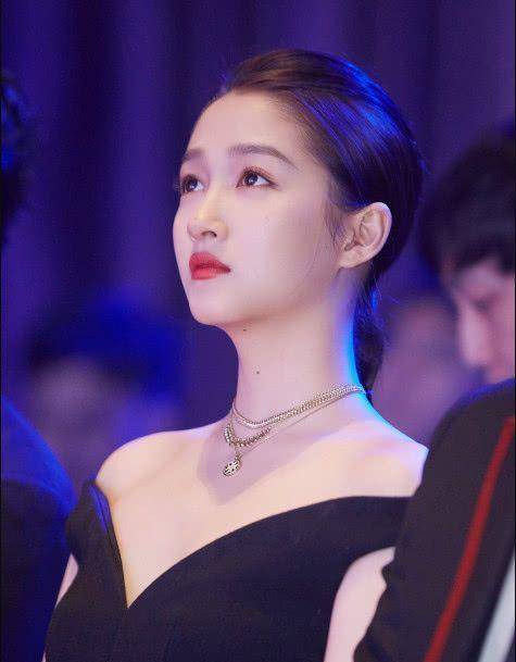 换个发型像换脸?关晓彤终于换对发型,美翻了_时尚_少女_显得