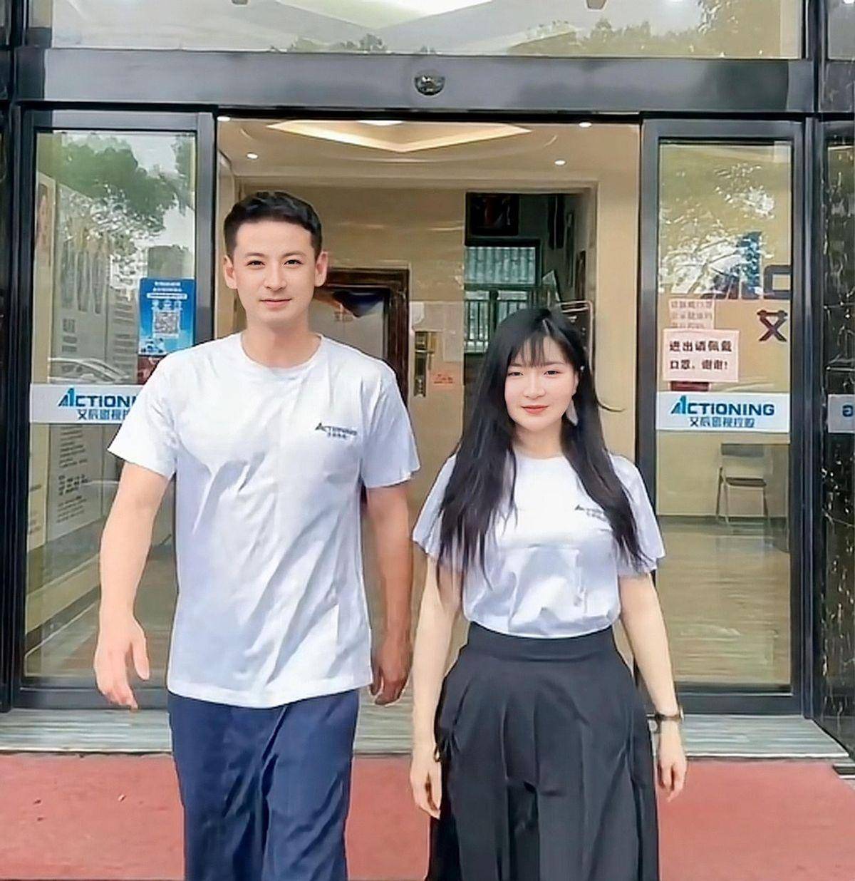 情侣装出镜氛围暧昧,被误会是官宣新女友_钱泳辰_艾辰_机构