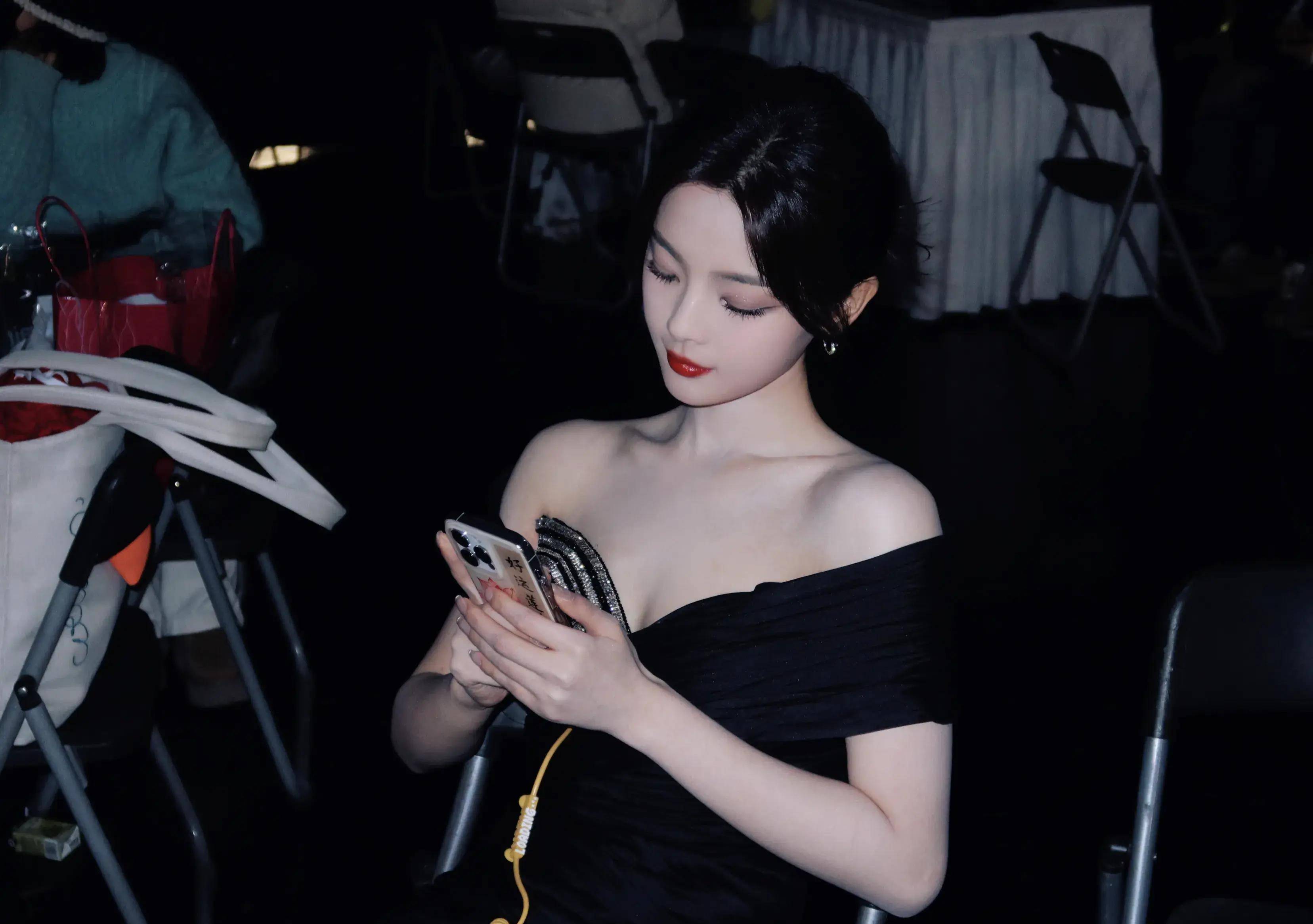 杨超越黑色鱼尾礼裙写真,优雅长发微束,彰显高贵气质_时尚_女性_魅力