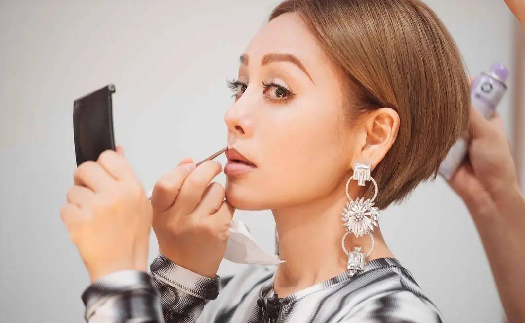 宁静:怼过刘晓庆,穿军大衣领奖,代言过猪饲料,她到底有多狂?