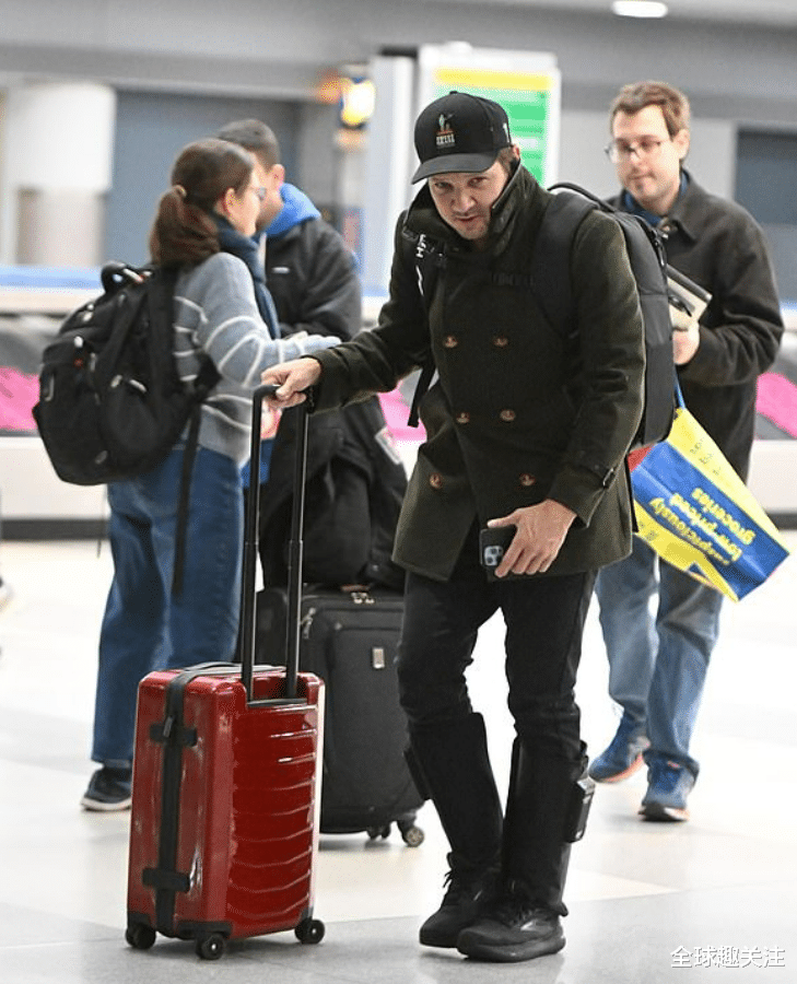 1场事故断30根骨头:"鹰眼"重新直立行走,借助高科技成钢铁侠_杰瑞米