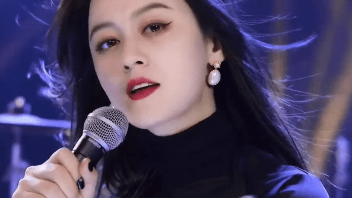 从默默无名的街头歌手到网红一姐,唐艺都经历什么