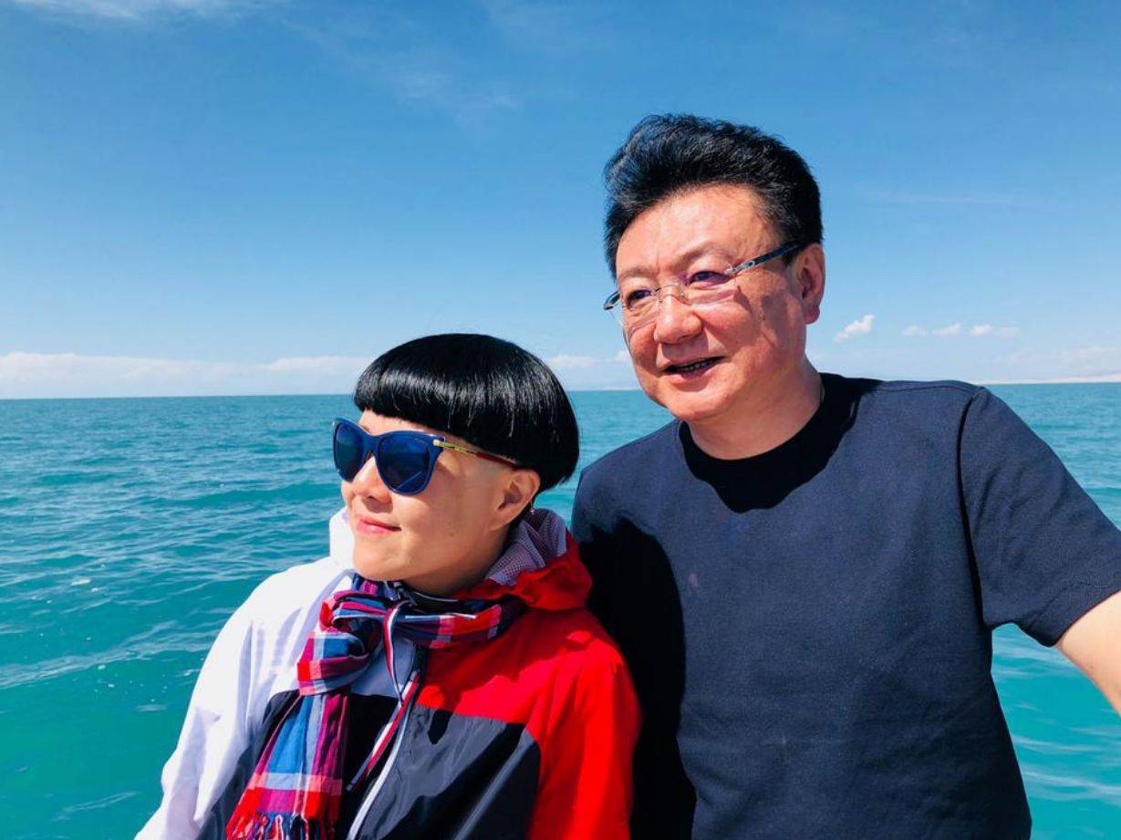 和另一位央视著名主持人"金龟子"相爱大半辈子,他的婚姻生活过得幸福