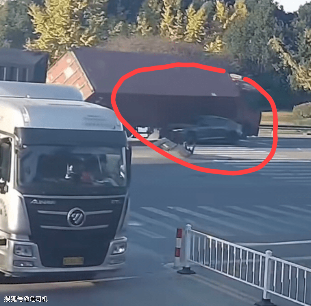 货车侧翻"压扁"轿车,车内两人毫发无损_集装箱_运输_人员