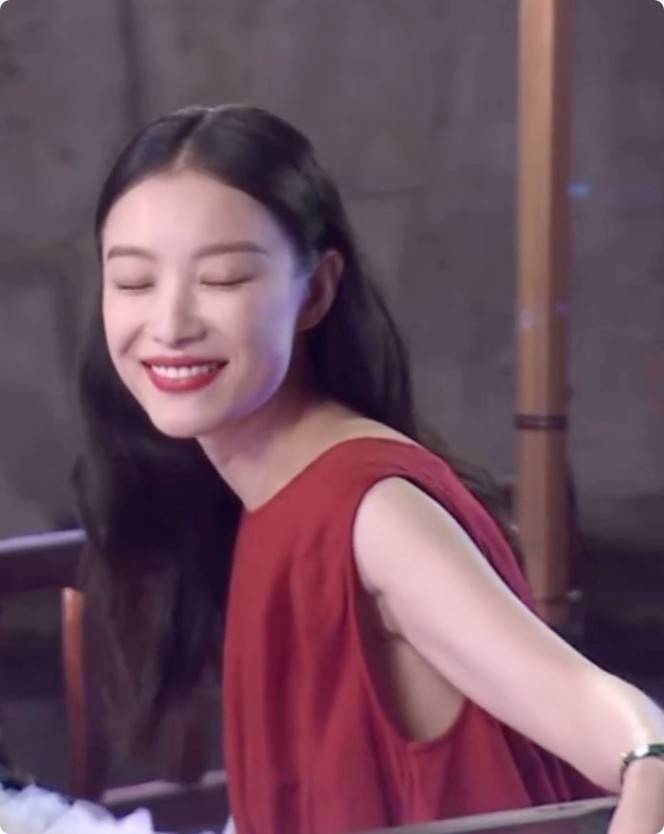 当37岁杨幂和35岁倪妮坐一起,一个美如新娘,一个像陪嫁丫鬟_裙子_盛典