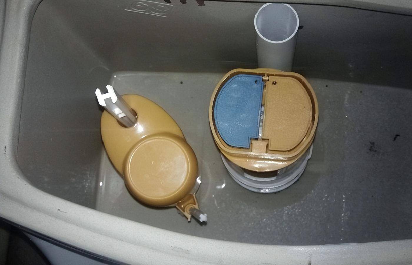 如果需要加快排水速度,可以打开马桶盖板上的小孔,加入适量热水或用