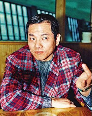 崩牙驹,是公认的澳葡末期的教父,最大帮派14k的老大,90年代在澳门的