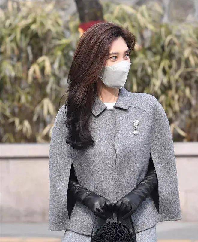 53岁李富真和52岁李英爱同场,打扮简单,但气质却比女明星还耀眼_时尚