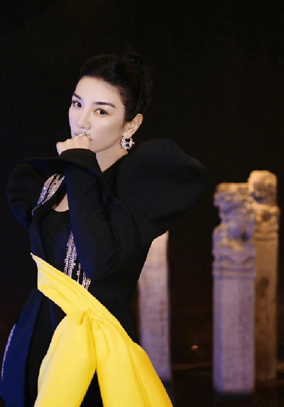 黄奕参加活动腰绑两米长飘带,网友:扭秧歌吗?_礼服_造型_女明星