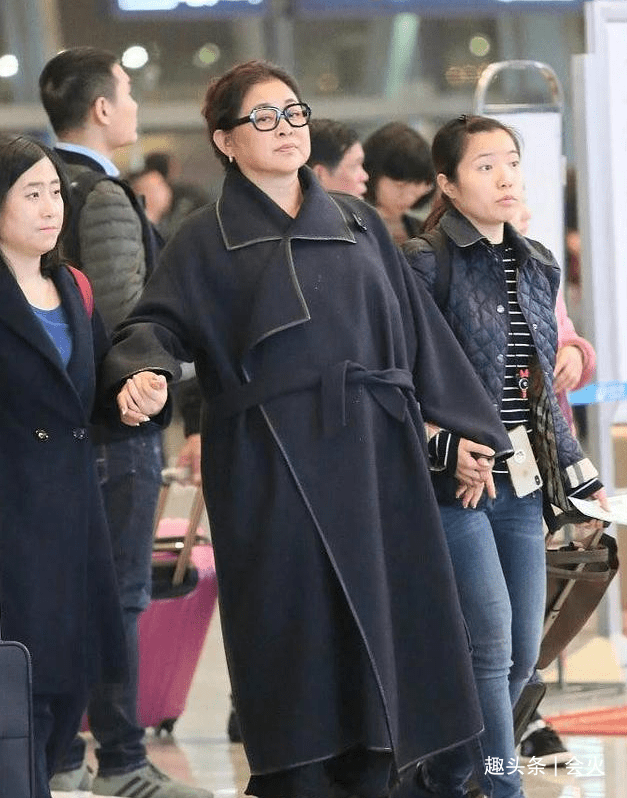 62岁倪萍瘦成锥子脸!