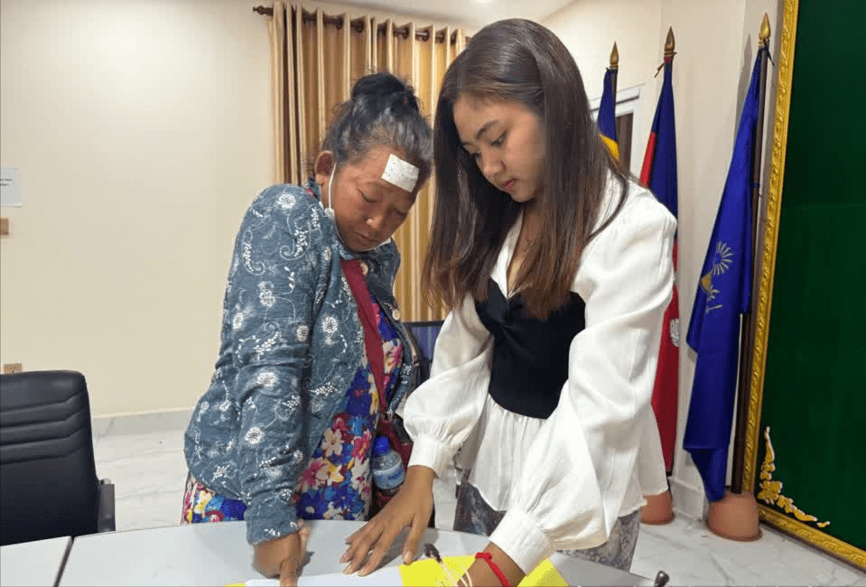 柬埔寨首都金边皇宫前抓鸽子,一女子遭了!