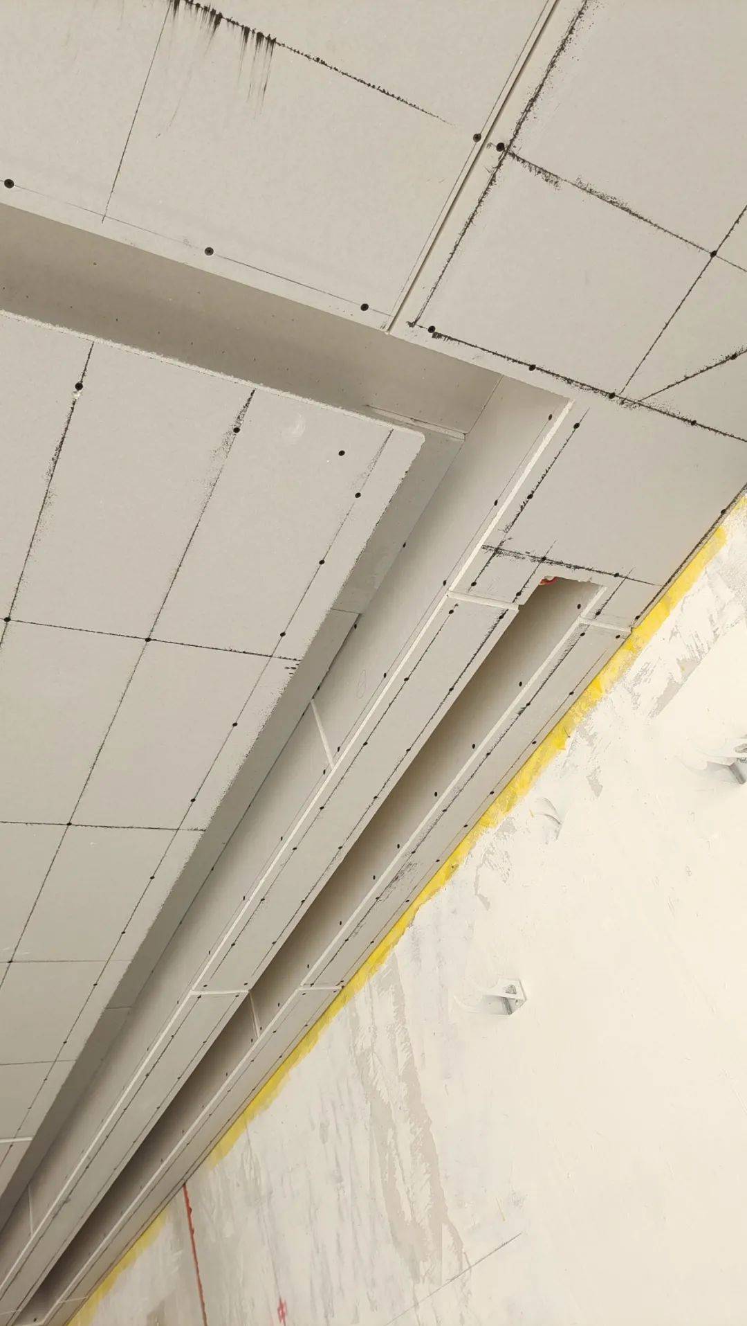 作业就是吊顶,隔墙和装饰基层,城市人家标准用料的是轻钢龙骨 石膏板