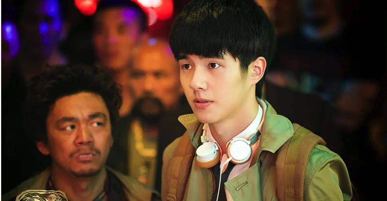 但爱较劲的刘刘昊然偏偏两样都要早上进组拍戏,晚上自己做卷子,这样都