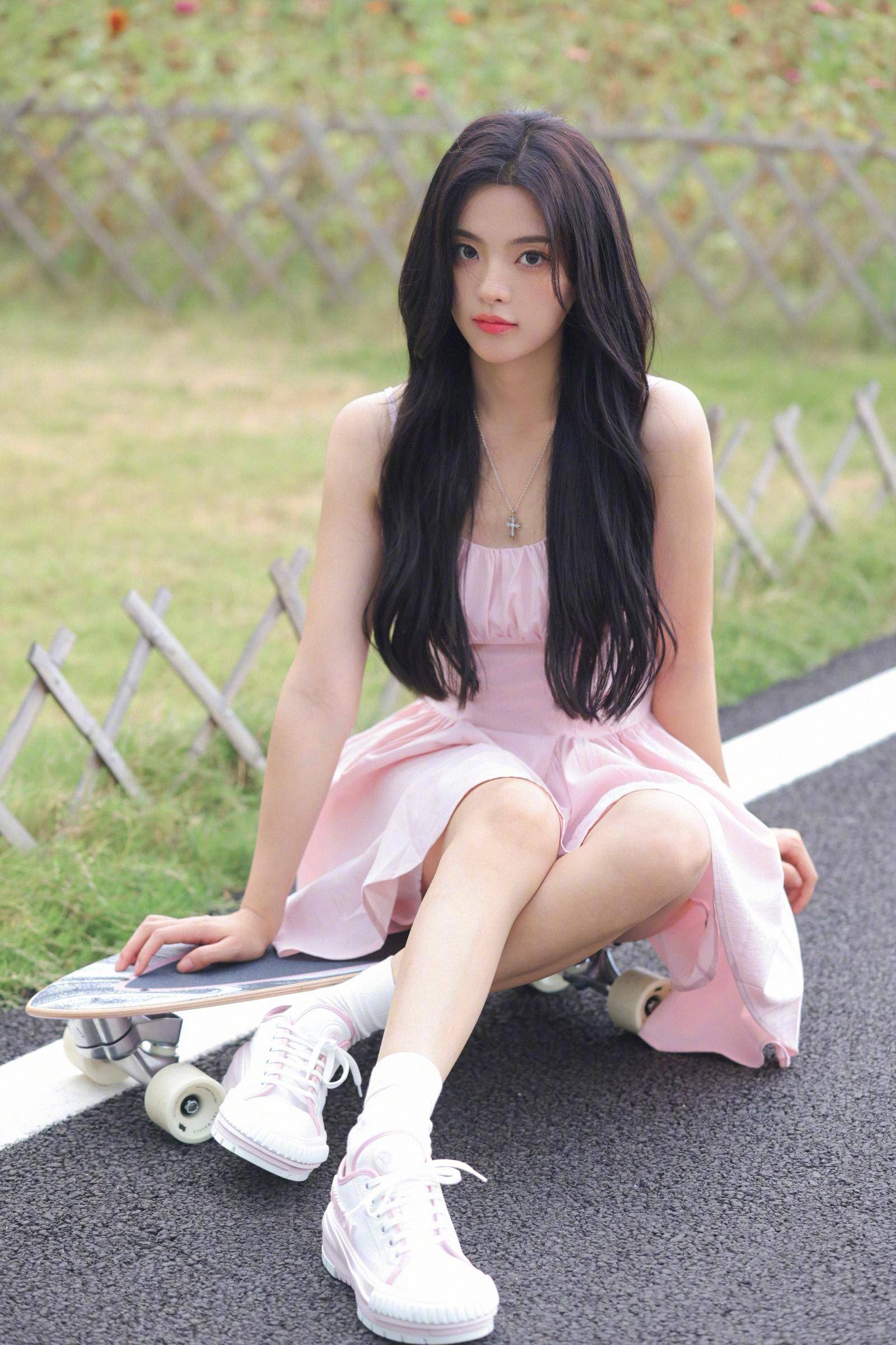 杨超越写真曝光,一袭公主裙,穿出时尚减龄的少女感_花花_小越_什么