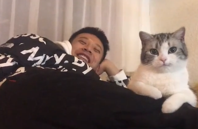 养了猫以后，总有一种自己多了个女朋友的错觉……铲屎官：加1