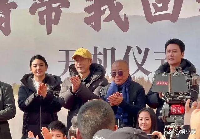 张雨绮素颜现身,脸肿显老态,冯绍峰意外年轻帅气!_明星_外表_状态