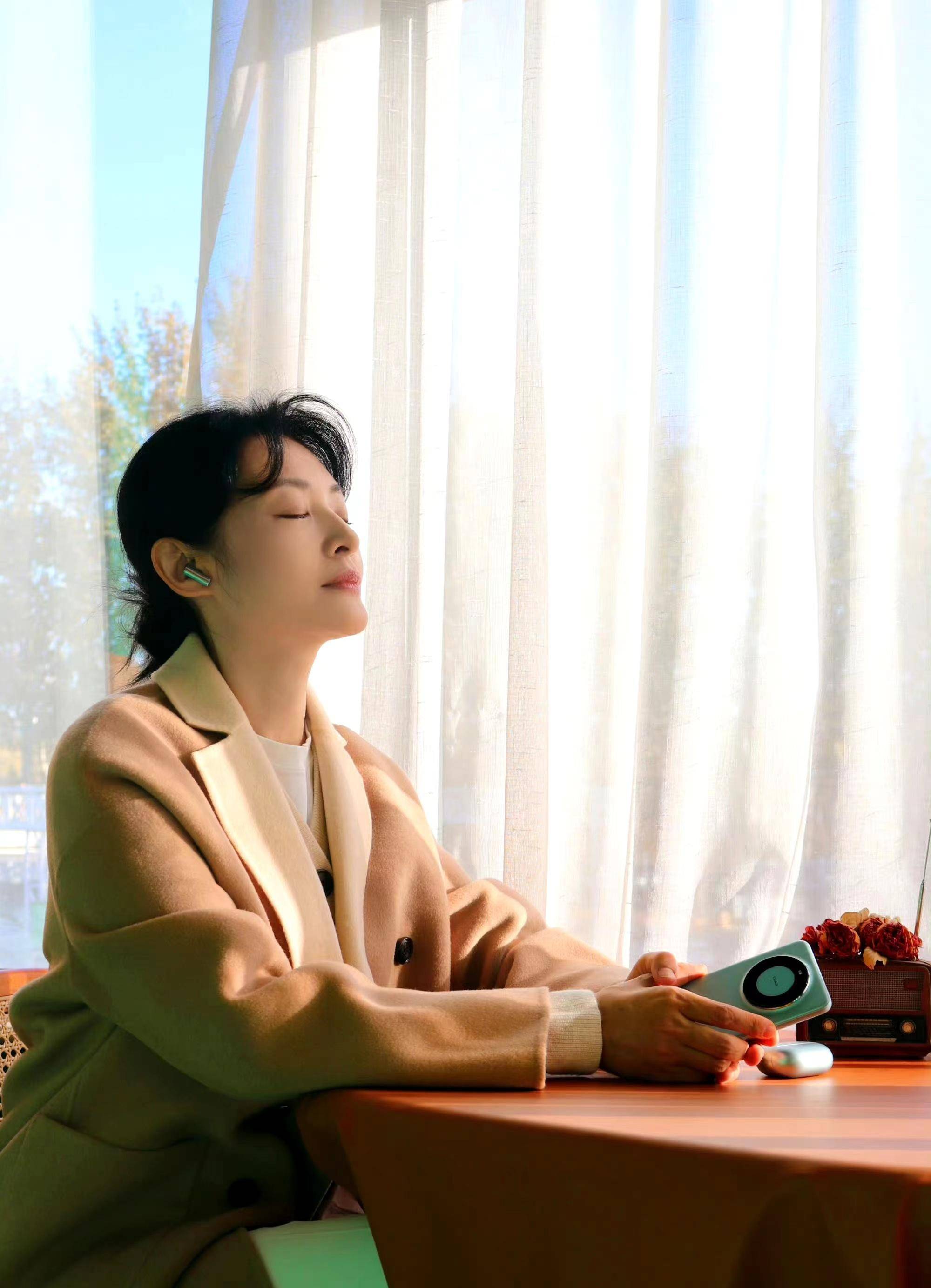 55岁周涛晒美照,穿一件驼色翻领大衣,温柔又显气质!_女性_个性_设计