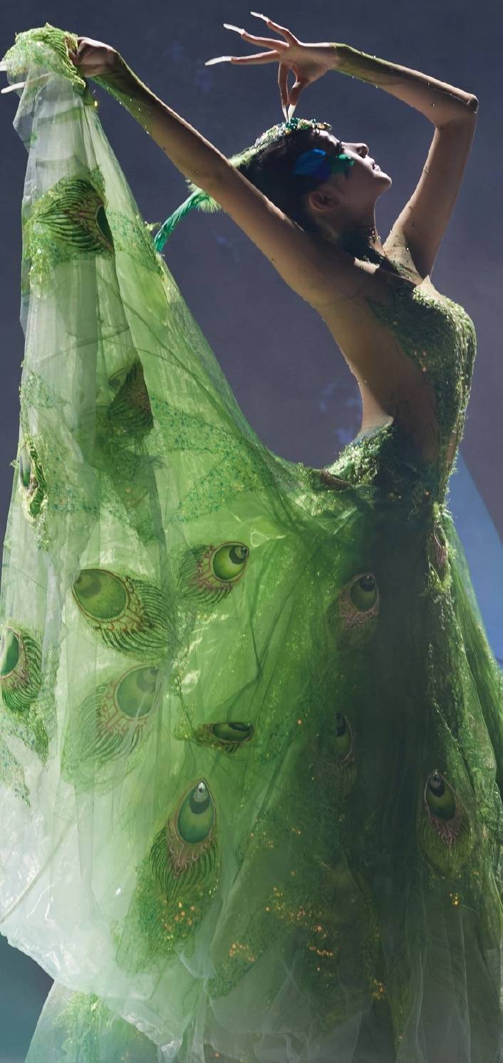 关晓彤盛装演绎孔雀舞,要接杨丽萍的班?_指导_舞蹈_不知道