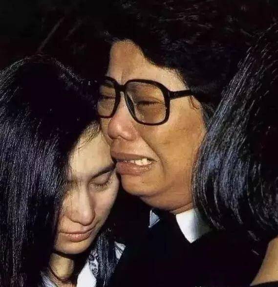 《深爱着你》曲调婉转,往事浓淡,最爱的她和他,最终的泯为往事.