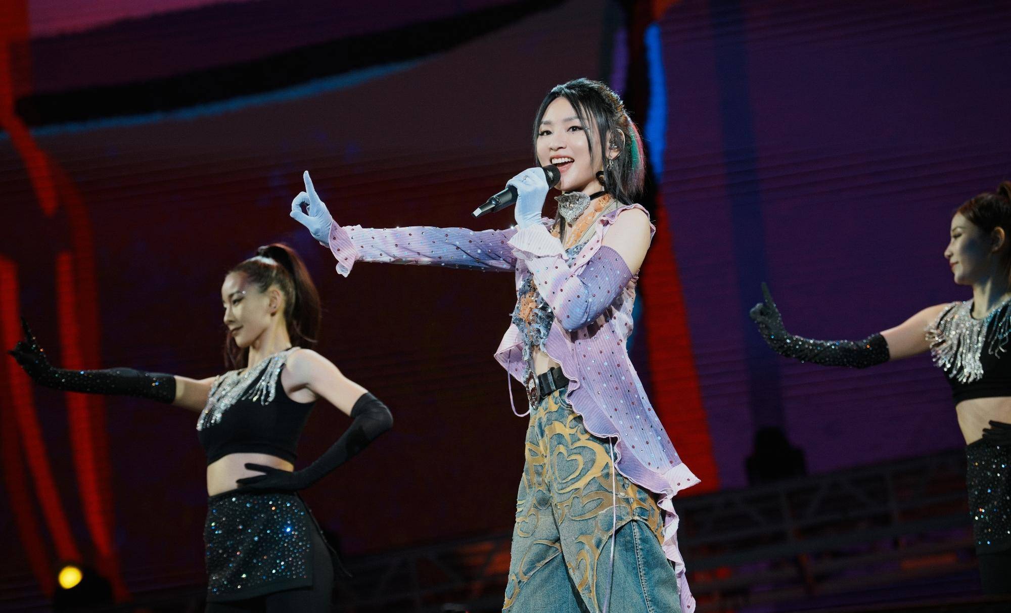 05 超女三强同日开唱:李宇春秀美腿,周笔畅比张靓颖迷人_连衣裙_黑色