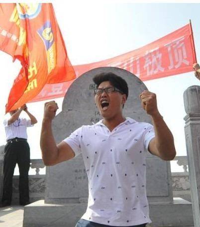 流浪歌手没双腿没文化,却娶了健康漂亮女孩活成励志人物,他凭啥_陈州